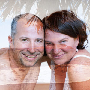 Frau und Mann, lachend, Köpfe zusammen