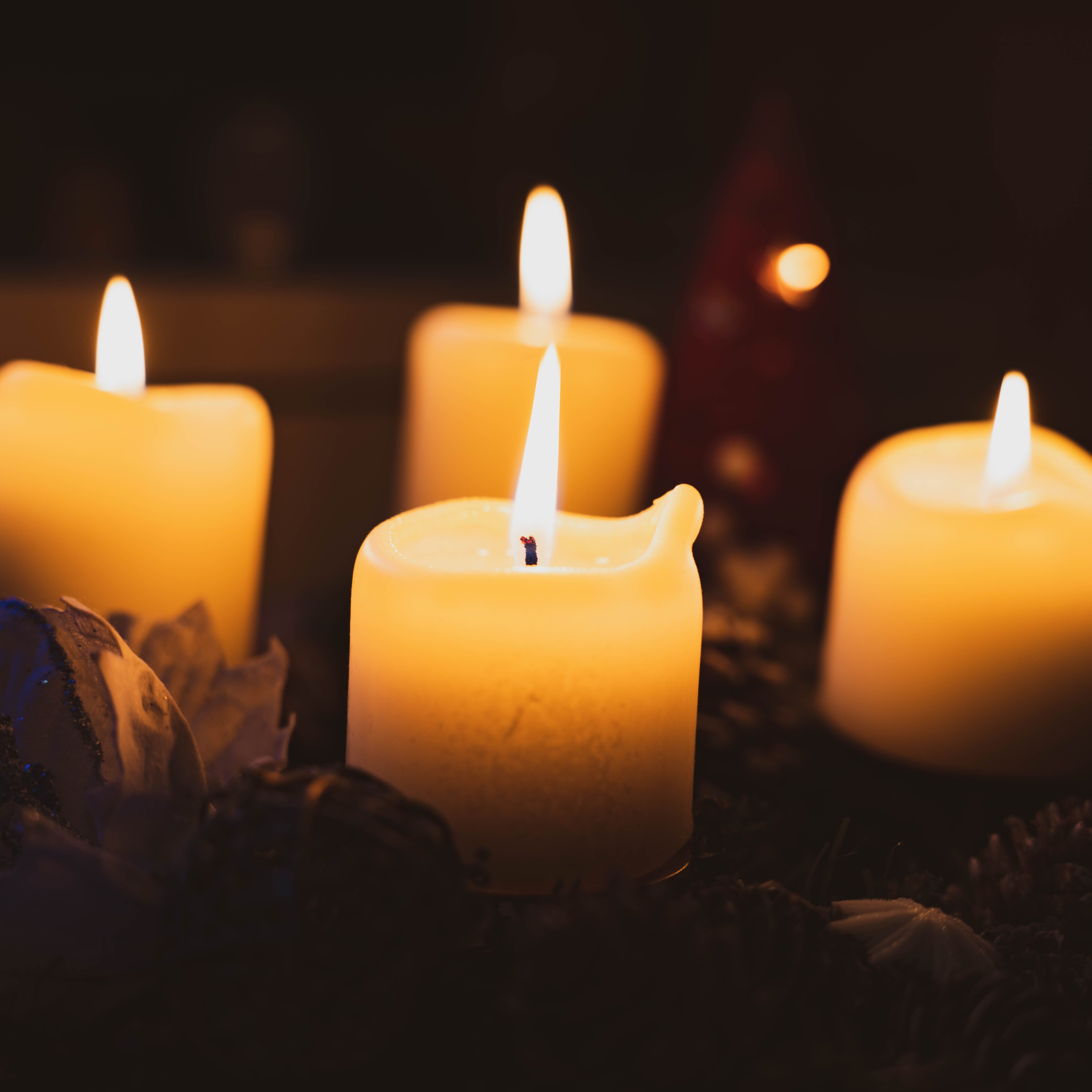 Advent_pexels-vladimirsrajber-14856103